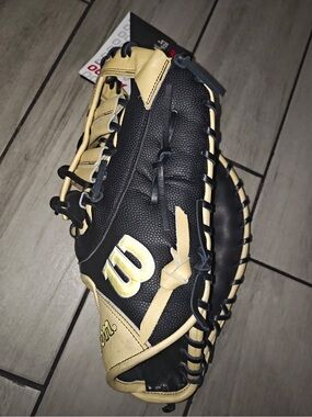 Wilson A2000 12 1/2 12.5 in. Snake super skin. First baseman glove NWT